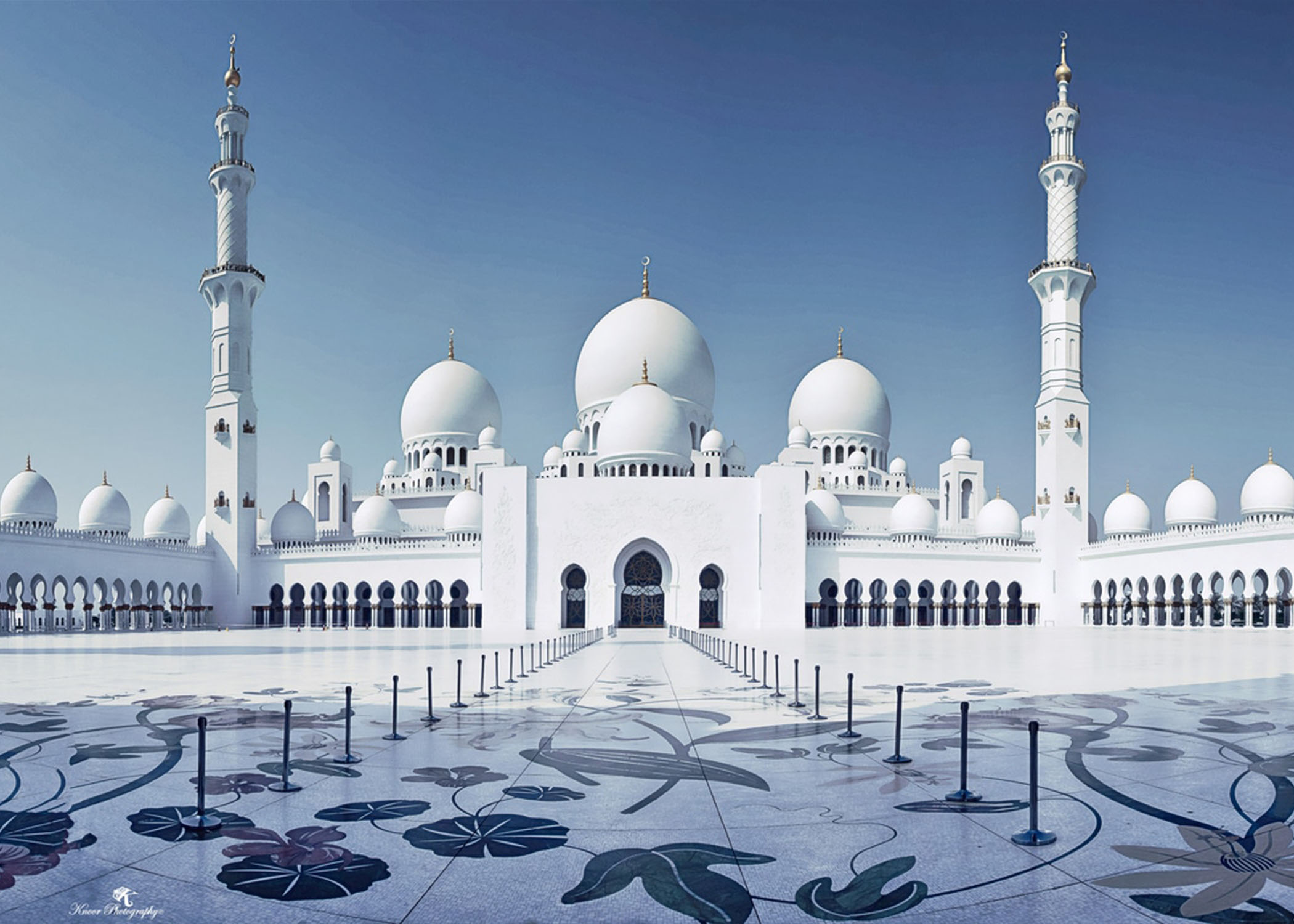 Известные мусульманские. Мечеть шейха Зайда Абу-Даби. Абу Даби Дубай мечеть белая. Абу-Даби мечеть шейха Зайеда. Архитектура Ислама мечеть в Абу Даби.