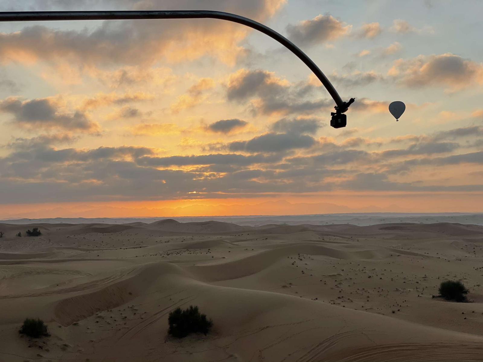 Globo aerostático en el desierto
